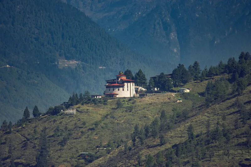 Moving to Bhutan in 2026: A $10k Crypto Visa, 7% Growth, and the $100 Daily Tourist Tax