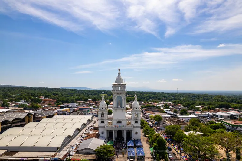 Moving to El Salvador in 2026: 3.9% Growth, 0% Tax on Remote Income, and Crypto Citizenship